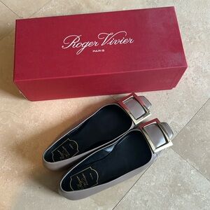 ROGER VIVIER
Trompette patent leather ballet flats